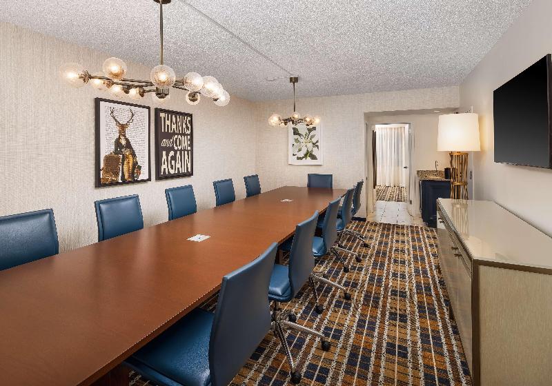 מיטת קינג בסוויטה, Embassy Suites By Hilton Atlanta Buckhead