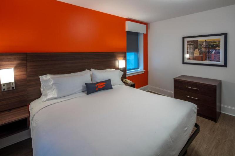Люкс Deluxe Кровать Кинг, Collegian Hotel & Suites, Trademark Collection By Wyndham