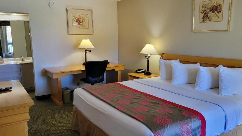 מיטת קינג בסוויטה, Ramada By Wyndham & Suites Warner Robins