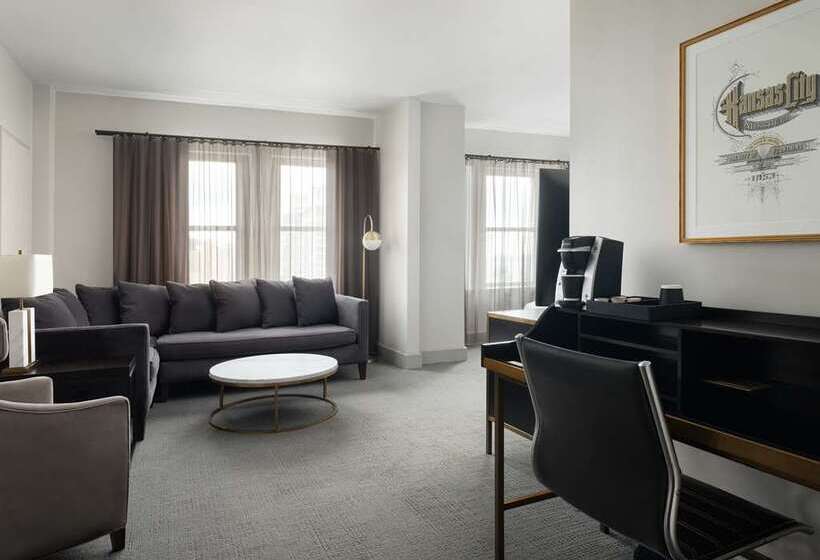 스탠다드 룸, Phillips Kansas City Curio Collection By Hilton