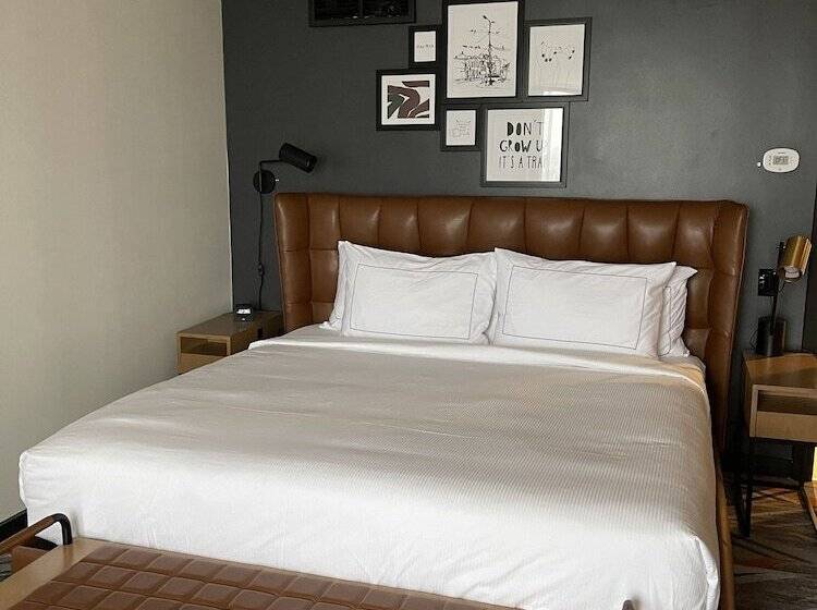 스탠다드 스튜디오 더블 침대, The Landing At Hampton Marina, Tapestry Collection By Hilton