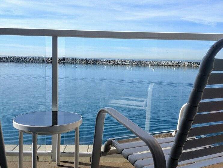 Номер Deluxe Кровать Кинг, Portofino Hotel & Marina