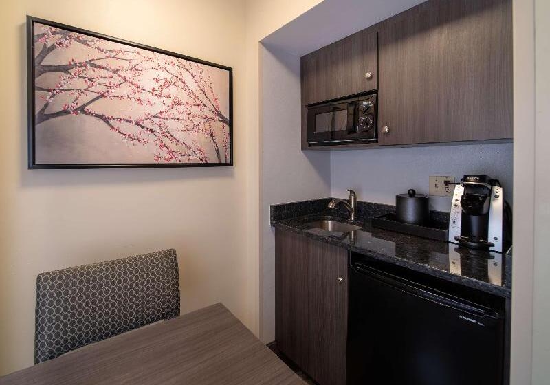 스위트 킹사이즈 침대, West End Washington Dc, Tapestry Collection By Hilton