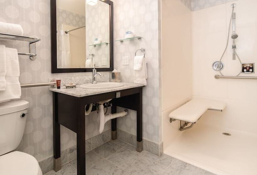 Quarto Classe Business, Shattuck Plaza