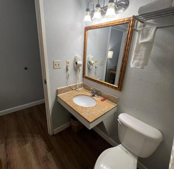 带2个双人床的标准工作室, Economy 7 Inn   Norfolk