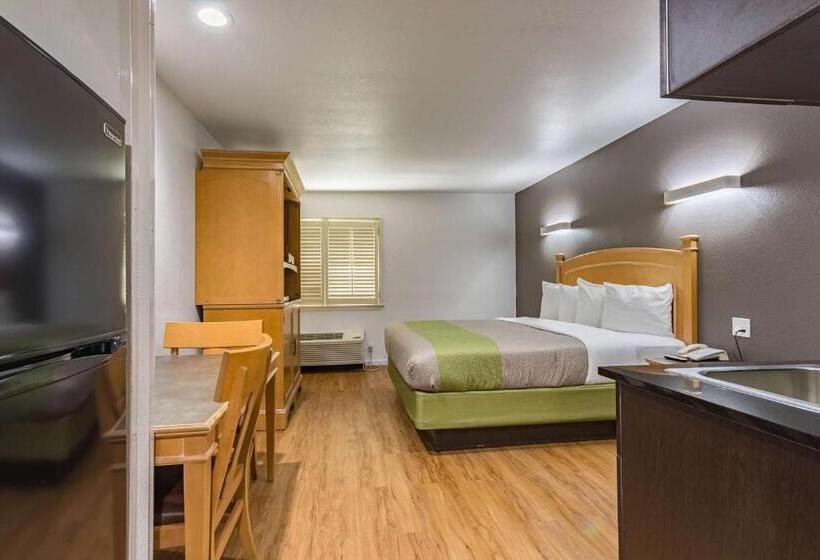 适合残疾人士使用的带超级大床的标准间, Quality Inn & Suites Plano East   Richardson