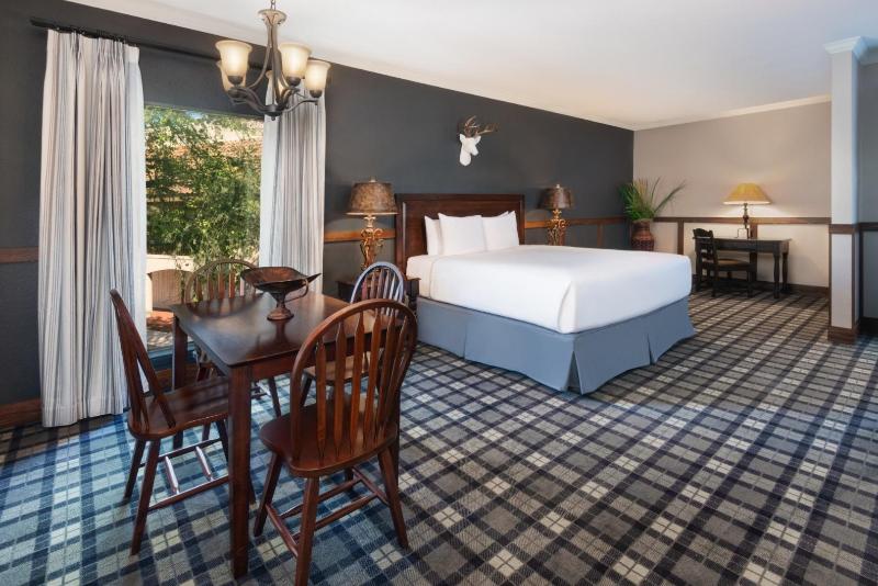 מיטת קינג בסוויטה, Tapatio Springs Hill Country Resort