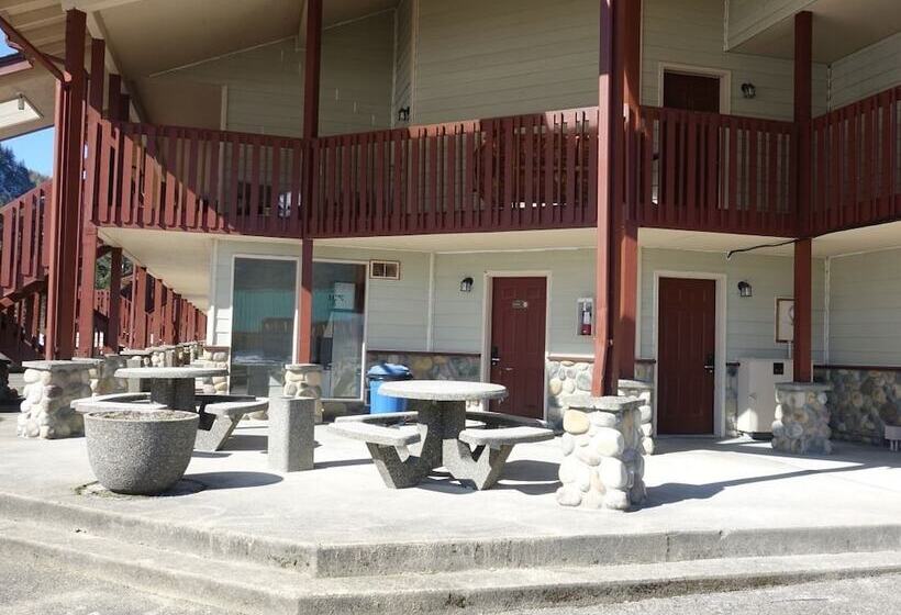 חדר סטנדרט לארבעה, Seasons Motel