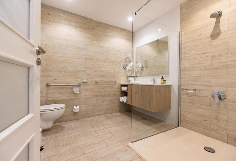 اتاق خانوادگی با چشم‌انداز دریا, Salini Resort