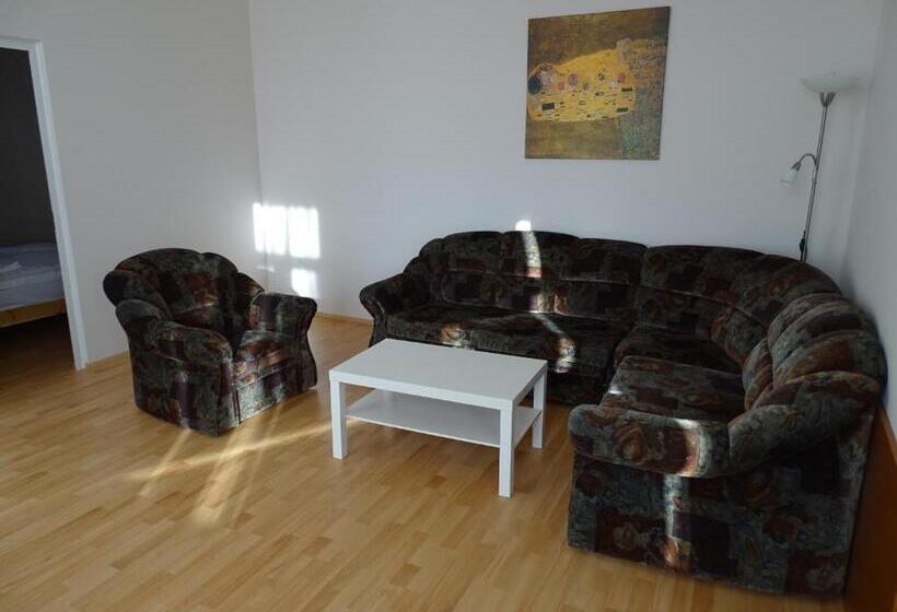 Семейные Апартаменты 3 Спальни, Alabárdos Panzió és Apartmanház