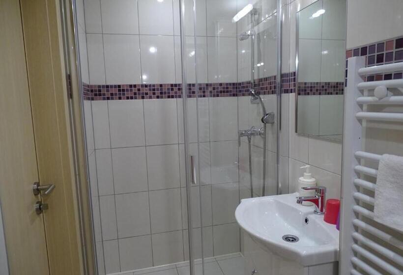 Семейный Номер, Alabárdos Panzió és Apartmanház
