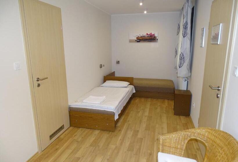 家庭间, Alabárdos Panzió és Apartmanház