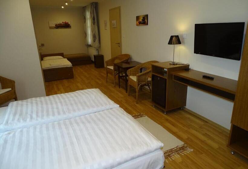 Семейный Номер, Alabárdos Panzió és Apartmanház