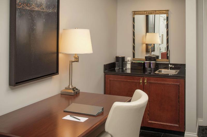 Люкс Кровать Кинг, Embassy Suites By Hilton Portland Downtown