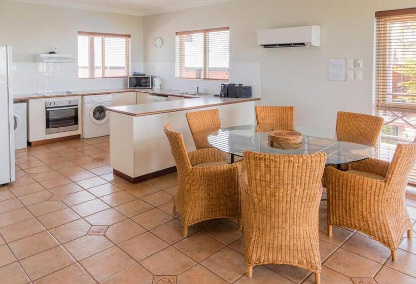 2 Bedroom Apartment with Views, Moonlight Bay Suites