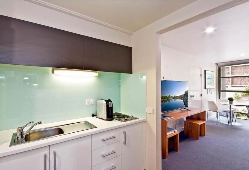 스탠다드 스튜디오, Lorne Bay View Motel