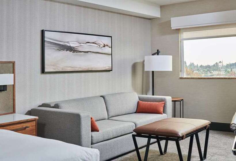 스탠다드 룸 킹사이즈 침대, Doubletree By Hilton Newark Penn Station