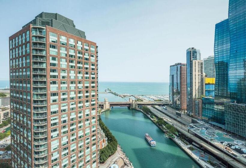 キングサイズベッドのデラックスルーム, Sheraton Grand Chicago Riverwalk