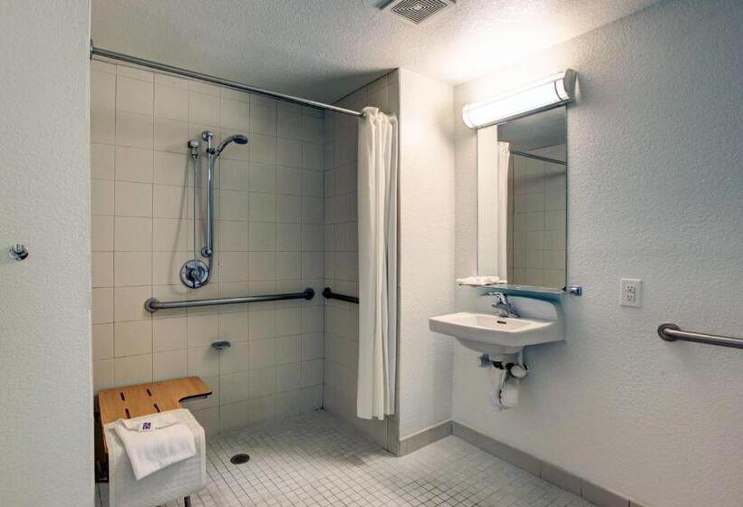 장애인을 위한 킹사이즈 침대 스탠다드 룸, Motel 6santa Ana, Ca  Irvine  Orange County Airport