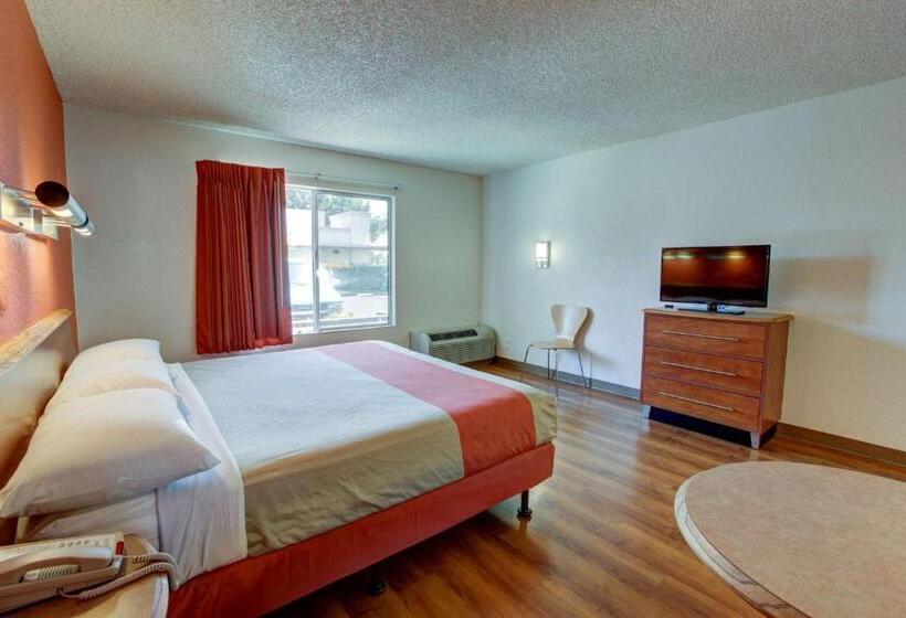 장애인을 위한 킹사이즈 침대 스탠다드 룸, Motel 6santa Ana, Ca  Irvine  Orange County Airport