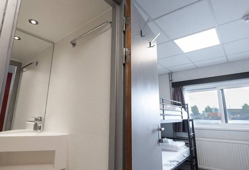 Standard Quadruple Room, Botel