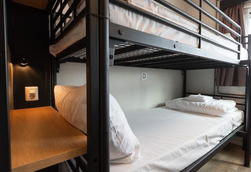 Standard Quadruple Room, Botel