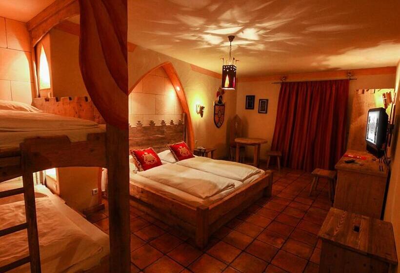 Номер Стандарт Трехместный, 4 Sterne Burghotel Castillo Alcazar, Europa Park Freizeitpark & Erlebnis Resort