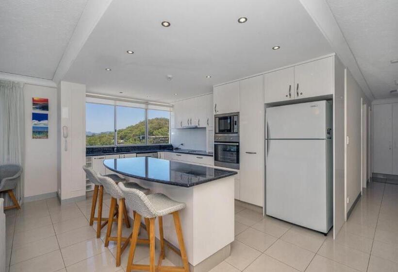 Superior 2-bedroom flat with sea view, Burleigh Beach Tower