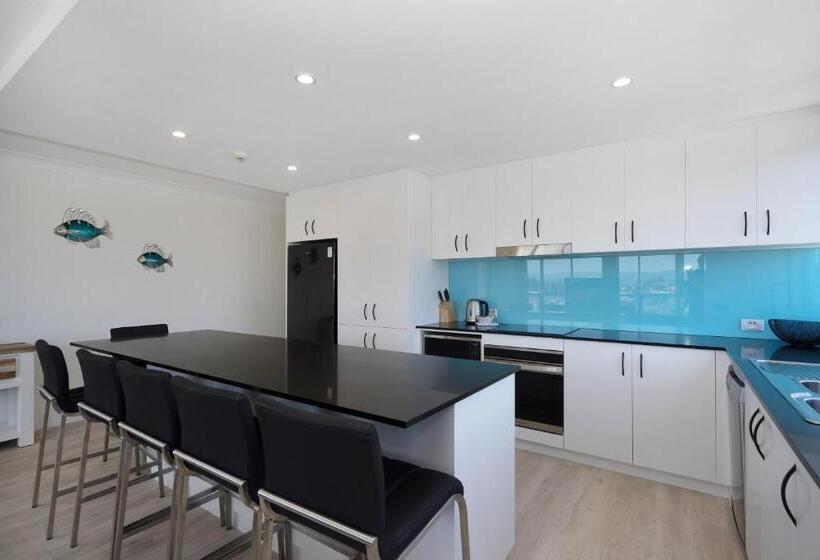 Superior 2-bedroom flat with sea view, Burleigh Beach Tower