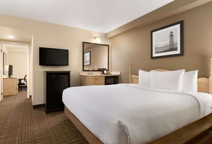 Люкс, Travelodge Suites By Wyndham Moncton