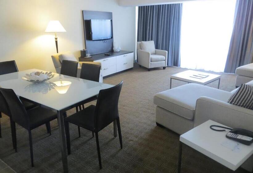 سوئیت با تخت بزرگ, Toronto Don Valley Hotel And Suites