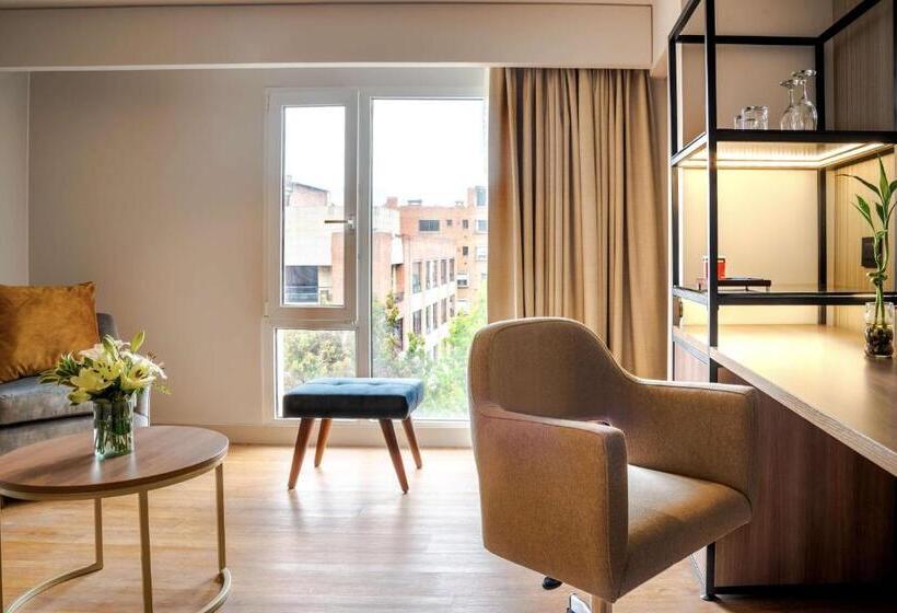 Полулюкс, NH Bogota Pavillon Royal
