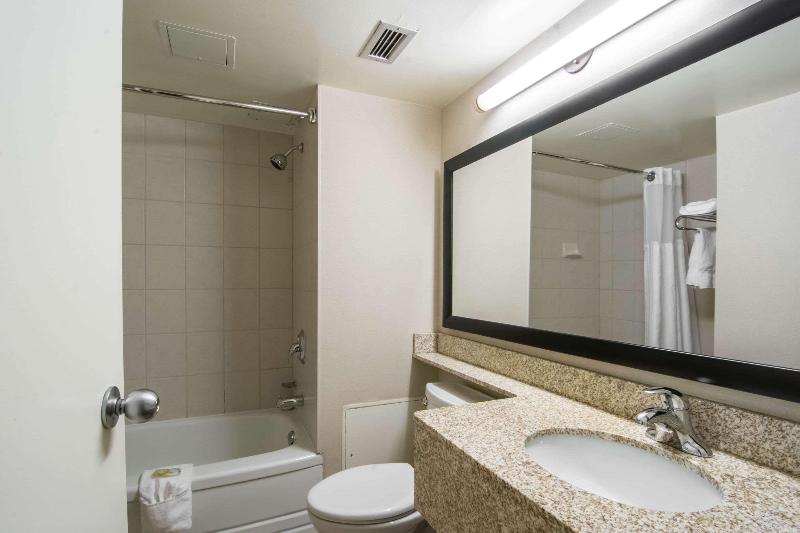 キングサイズベッドのスイートルーム, Quality Inn & Suites Yellowknife
