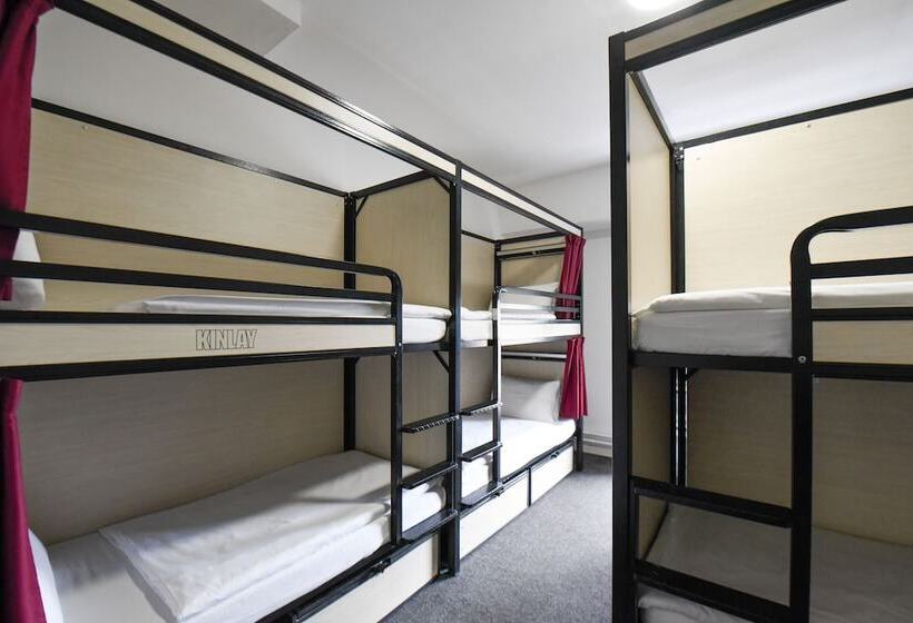 공용 욕실 구비 공동 객실 내의 침대, Kinlay Hostel Eyre Square