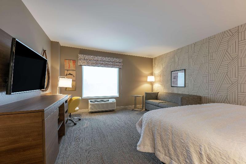 キングサイズベッドのスタンダードルーム, Hampton Inn & Suites Charlottetown