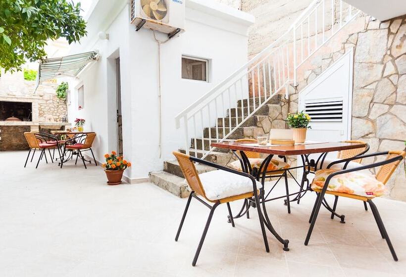 테라스가 있는 2 베드룸 아파트, Guest House Mara