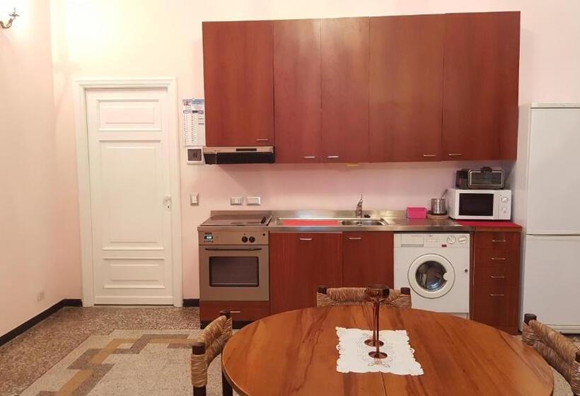 استودیو استاندارد با چشمانداز باغ, Royal Suite