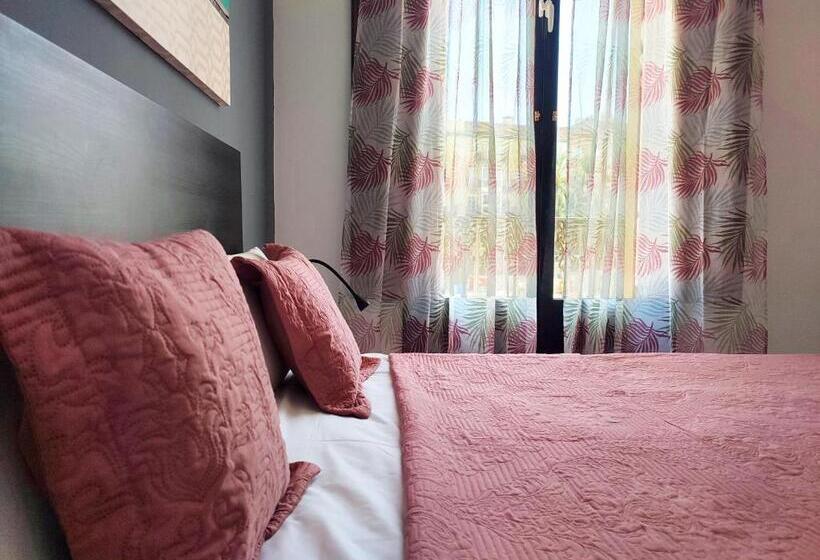 Четырехместный Номер Стандарт, Flats Friends Plaza De La Reina