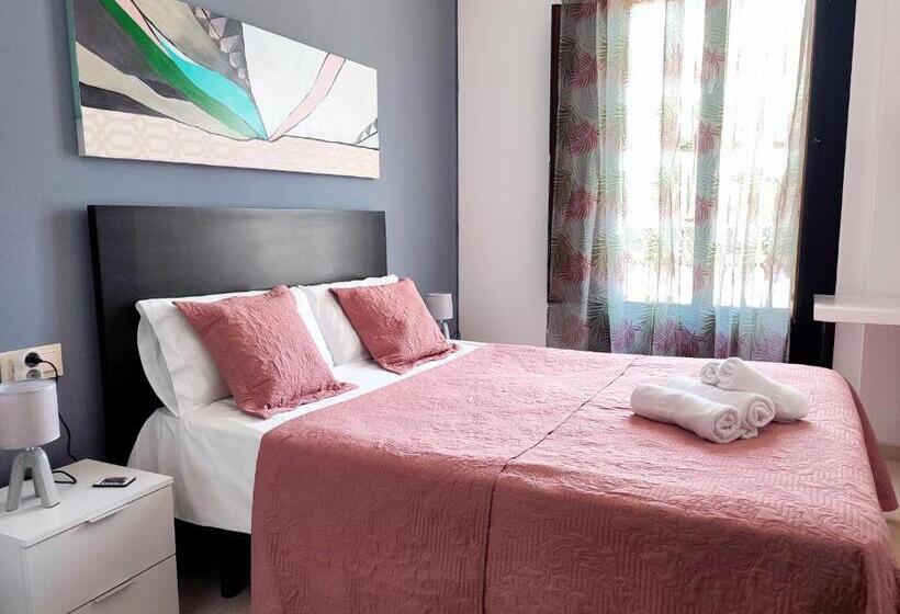 Четырехместный Номер Стандарт, Flats Friends Plaza De La Reina