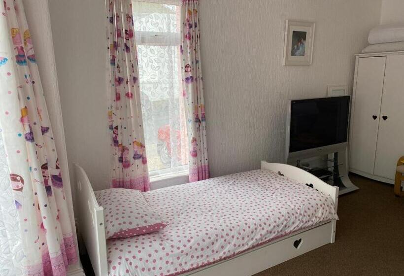 חדר משפחתי, Barbie House ,opposite The Beach & Pier ,2 Ground Floor Apartments Each With Private Car Space & Gar