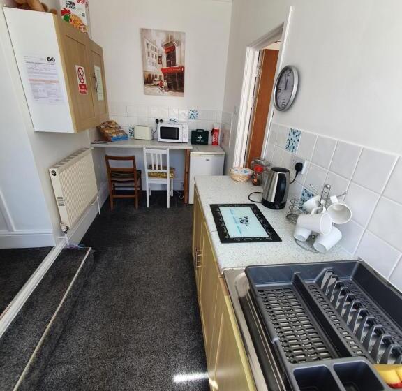 דירת שני חדרים, Barbie House ,opposite The Beach & Pier ,2 Ground Floor Apartments Each With Private Car Space & Gar
