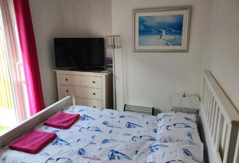 דירת חדר, Barbie House ,opposite The Beach & Pier ,2 Ground Floor Apartments Each With Private Car Space & Gar