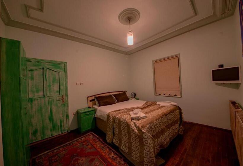 패밀리 룸, Kemal Stone House