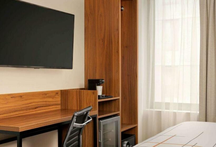 اتاق استاندارد با تخت بزرگ, La Quinta By Wyndham Time Square South