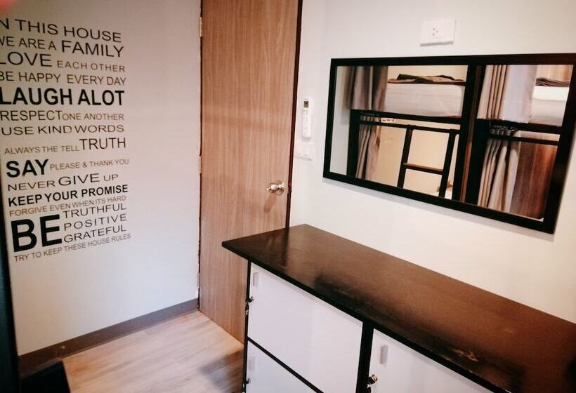 اتاق استاندارد با سرویس بهداشتی مشترک, White House Hostel