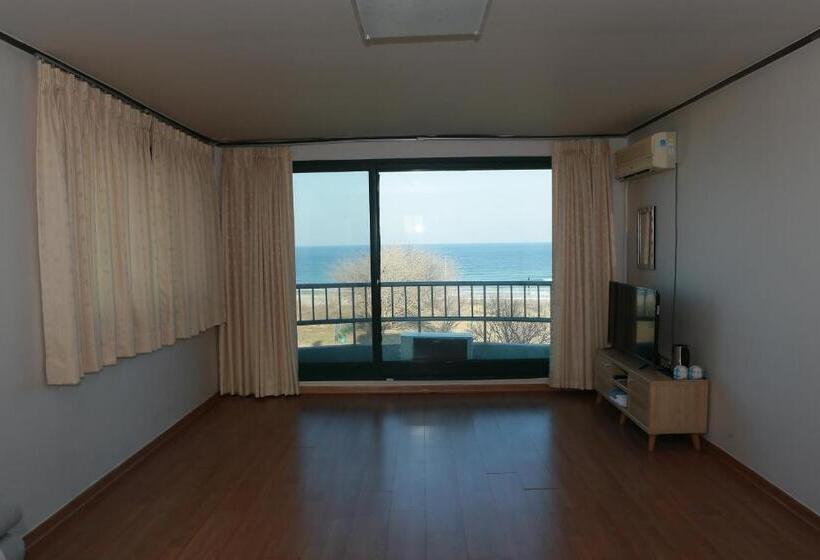 Семейный Номер Боковой Вид на Море, Mangsang Beach Pension