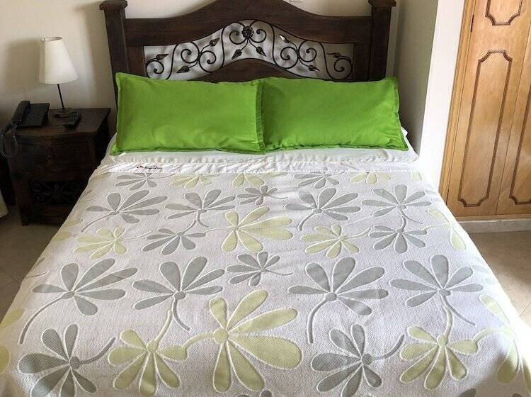 غرفة قياسية ثلاثية, Castellana Inn