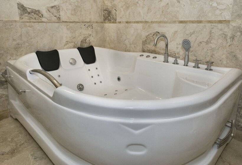 اتاق لوکس با وان آب گرم, Relais Dei Mercanti B&b And Suites