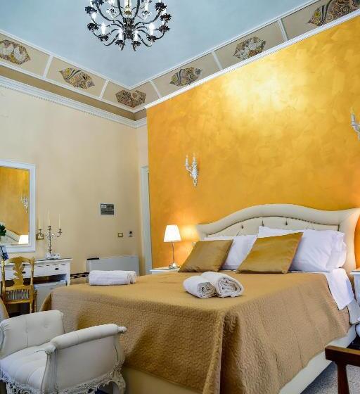 اتاق لوکس سه تخته, Palazzo Degli Affreschi