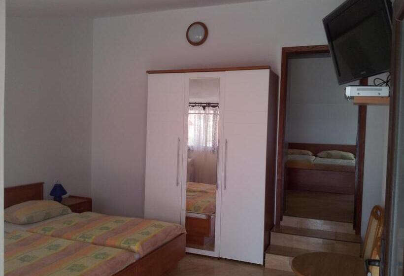 اتاق خانوادگی با چشم‌انداز دریا, Rooms Nadia